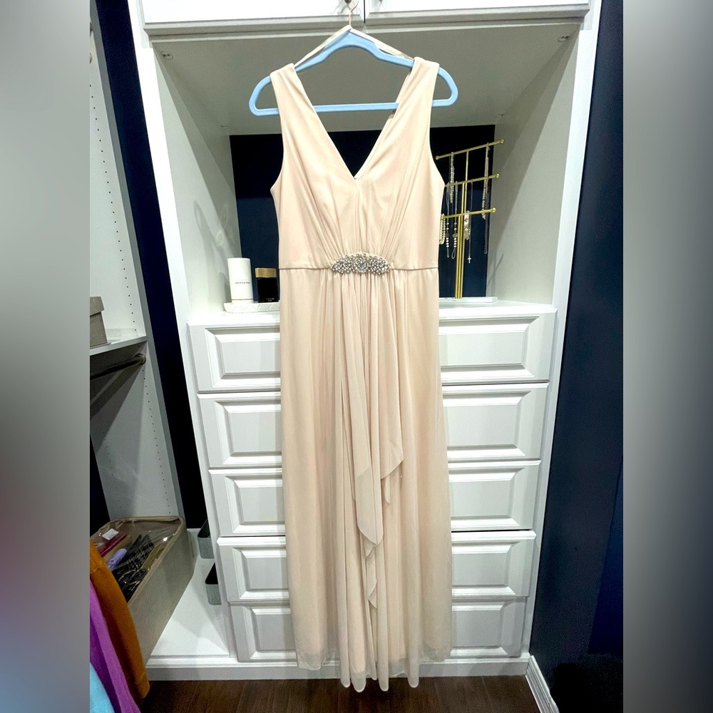 Jessica Howard formal size 10 light pink flow dress with pearl medallion classy